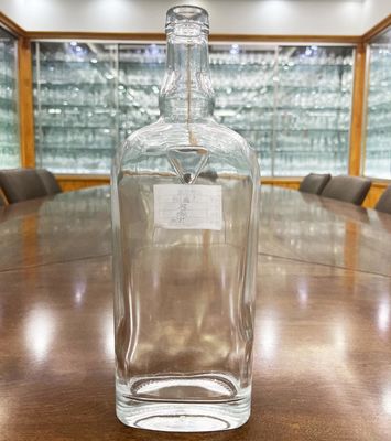 Supply 500ml 700ml 750ml Flint Glass Liquor Bottles for Customized Glass Vodka Bottles