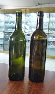 Empty 750ml Olive Green Round Glass Wine Bottle with Cork Hot Stamping Surface Handling
