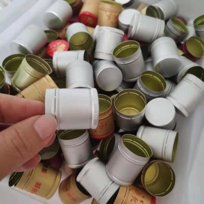 Customized Logo Animal Head Bottle Caps for Sophisticated Glass Collar Wine Bottles